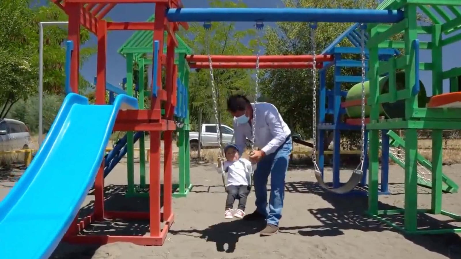 Parque de juegos construido con plástico reciclado por Revalora